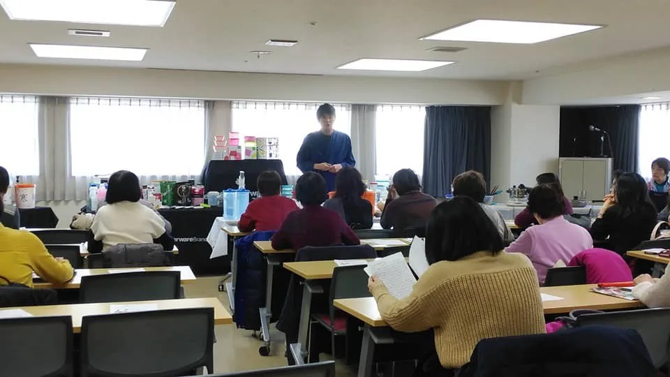 ぬか床講習会で店主が参加者へ説明している様子