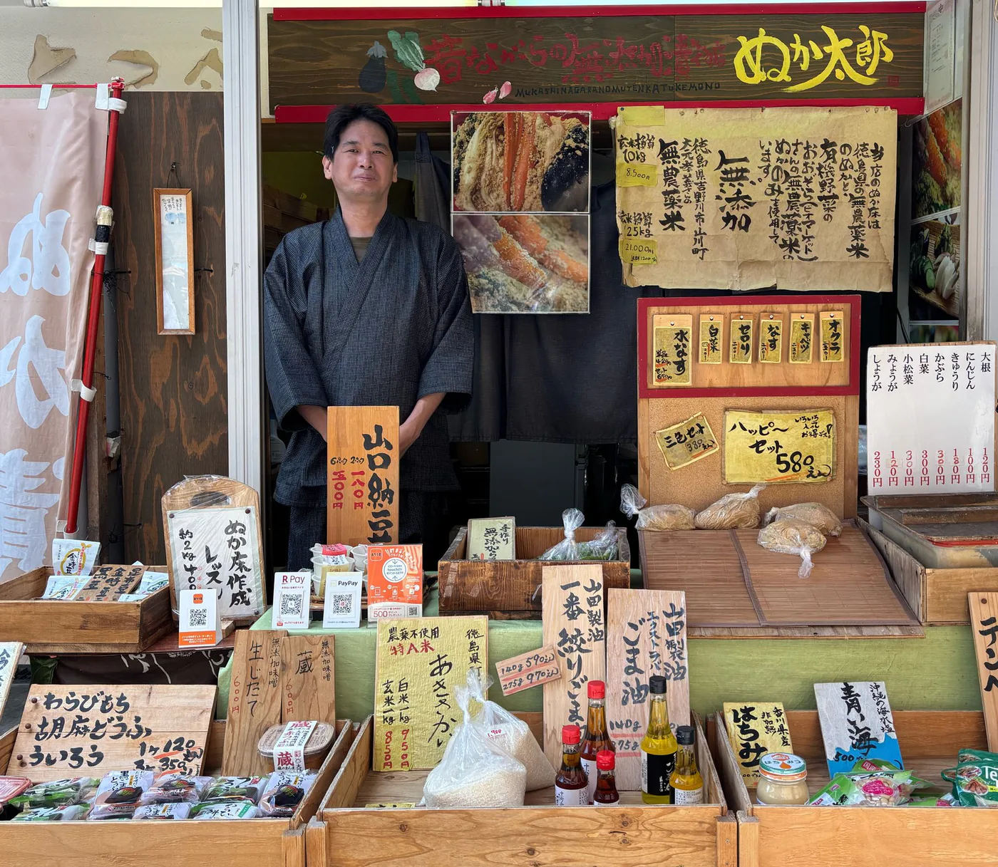 ぬか太郎の店頭に立つ店主